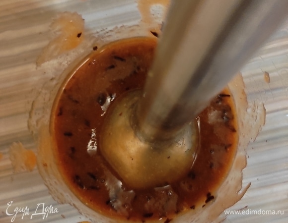 Сливу пробить блендером до состояния пюре. Можно перетереть через сито для удаления кусочков кожуры, я оставляю с кусочками. Отмерить 150 г пюре.