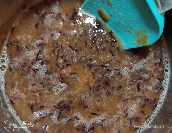 В сотейнике с толстым дном смешать сливовое пюре, сахар, воду, агар-агар. Хорошо перемешать и поставить вариться на средний огонь.