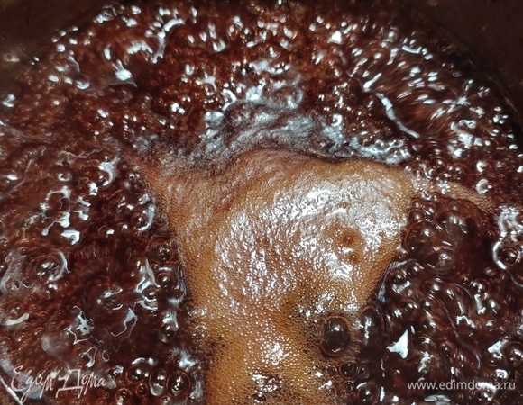 Варить сироп, помешивая, до температуры 105–106°C. Если нет термометра, то примерно 5–6 минут.