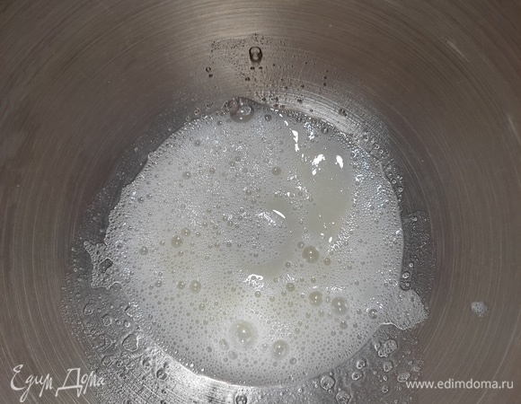 Отмерить количество яичного белка, начать взбивать на малых оборотах. Как только белок начнет пениться, понемногу добавлять сахар, а в конце — лимонную кислоту.