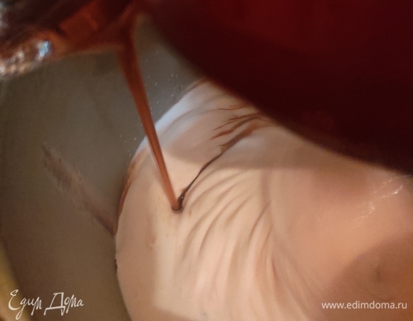 Готовый горячий сироп аккуратно постепенно вливать в белковую смесь. Взбить до загустения массы, когда на поверхности остаются четкие узоры от венчика. Обратите внимание — взбивать белки и варить сироп нужно одновременно! Если вдруг не получается, то сначала нужно сварить сироп, а потом взбивать белки. Сироп же подогреть до закипания и только тогда вливать в белковую массу.