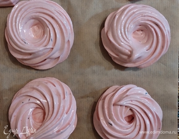 Переложить зефирную массу в кондитерский мешок и отсадить зефир на пергамент, в качестве подложки можно использовать тефлоновый коврик или пищевую пленку. Сушить зефир примерно 16–24 часа — зависит от влажности в помещении. Готовые половинки склеить и посыпать сахарной пудрой.