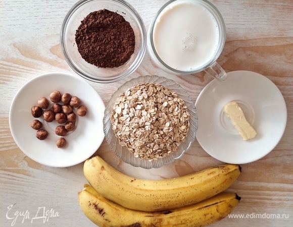 Овсяные хлопья для этой каши нужны долгой варки. Орехи можно взять любые.