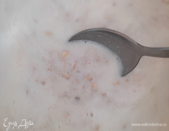 Воду смешать с молоком и довести до кипения. Всыпать овсяные хлопья, после закипания уменьшить огонь до минимума и варить кашу примерно 15 минут. Не забывайте периодически помешивать.