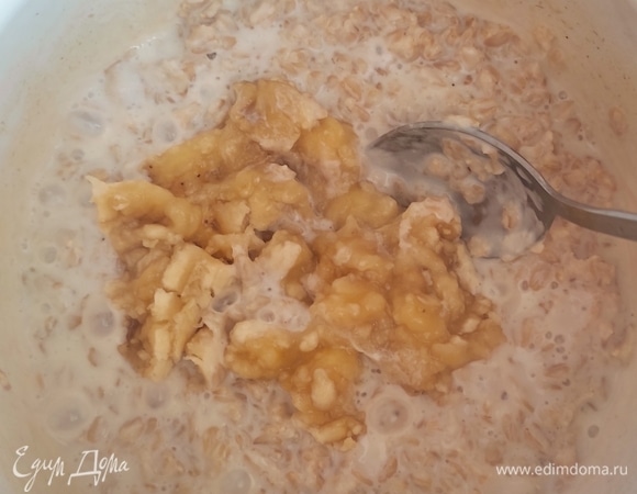 Когда каша почти готова, добавить в нее размятый банан, перемешать.