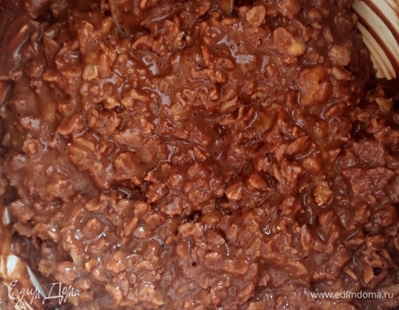 Добавить в кашу какао и еще раз хорошо перемешать. Варить все вместе 1 минуту. Выключить кашу и накрыть крышкой. Дать настояться примерно 5 минут.