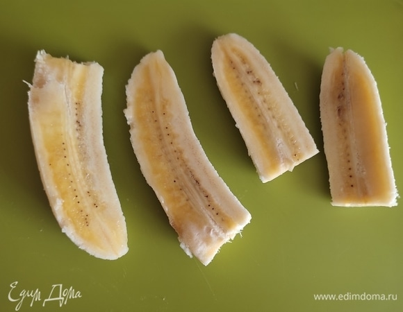 Второй банан почистить и разрезать на 4 части.
