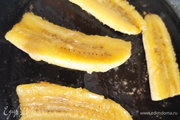 Обжарить кусочки банана на сливочном масле с обеих сторон до золотистого цвета.
