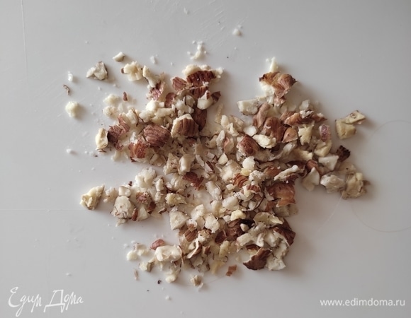 Орехи порубить ножом.