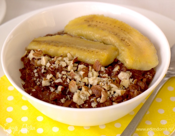 Подавать кашу в глубокой тарелке, выложив сверху обжаренный банан и орехи. Если не хватает сладости, можно добавить мед. Это очень вкусно! Приятного аппетита!