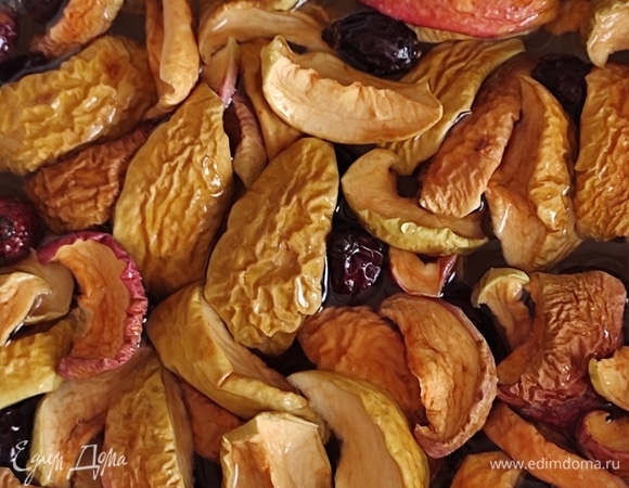 Помещаем в кастрюлю и заливаем холодной водой. Доводим до кипения, уменьшаем огонь до минимума и томим примерно 5 минут. После чего снимаем с плиты, накрываем крышкой и настаиваем не менее 5 часов. Я обычно варю вечером и оставляю на ночь.