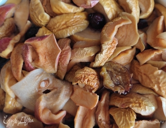 Основное отличие узвара от компота заключается в том, что узвар не варят, а настаивают на сухофруктах, так сохраняется больше витаминов, и получается более насыщенный вкус. В готовый узвар можно добавить мед по вкусу. Будьте здоровы!