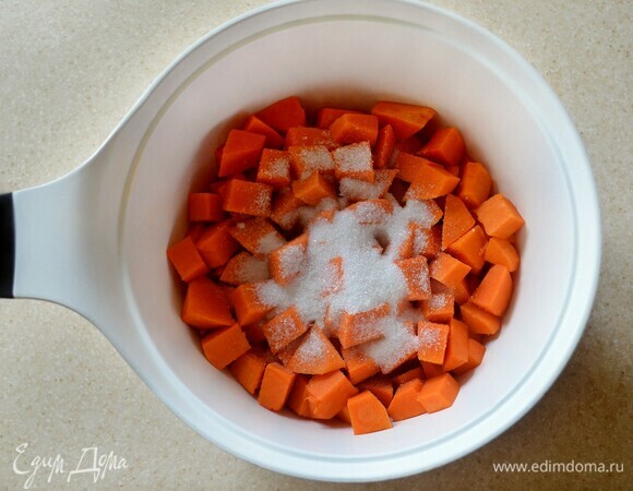 Тыкву очистите от кожи и семечек и нарежьте небольшими кусочками. Поместите в сотейник, посыпьте сахаром, добавьте немного воды и тушите под крышкой, пока кубики не станут мягкими.