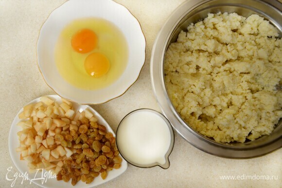 Пшено промойте и отварите в подсоленной воде до готовности (густая пшенная каша на воде). Изюм промойте и замочите в горячей воде. Когда он набухнет, воду слейте, а изюм просушите на бумажном полотенце. Яблоки очистите от кожуры, удалите сердцевину и нарежьте на маленькие кубики. В миске взбейте яйца, добавьте молоко и перемешайте до однородности. Затем добавьте приготовленную пшенную кашу, тыкву, изюм, яблоки, посыпьте корицей и ванильным сахаром. Хорошо перемешайте.