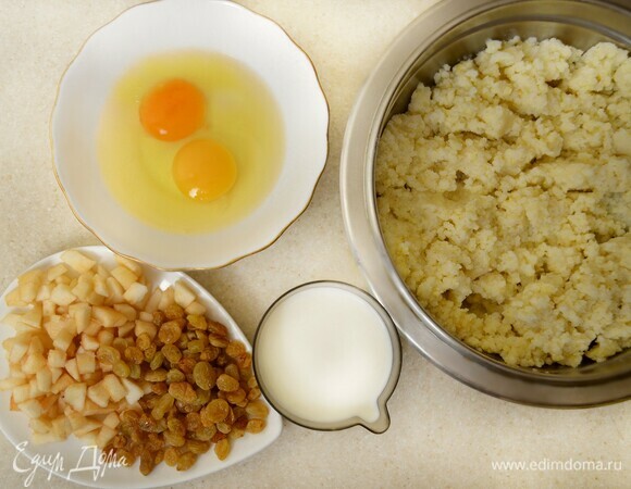 Пшено промойте и отварите в подсоленной воде до готовности (густая пшенная каша на воде). Изюм промойте и замочите в горячей воде. Когда он набухнет, воду слейте, а изюм просушите на бумажном полотенце. Яблоки очистите от кожуры, удалите сердцевину и нарежьте на маленькие кубики. В миске взбейте яйца, добавьте молоко и перемешайте до однородности. Затем добавьте приготовленную пшенную кашу, тыкву, изюм, яблоки, посыпьте корицей и ванильным сахаром. Хорошо перемешайте.