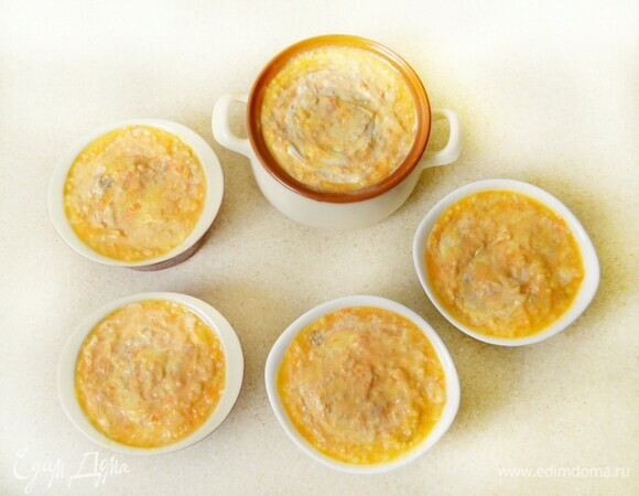 Формы для выпекания смажьте растительным маслом, выложите пшенную массу, сверху смажьте тонким слоем сметаны. Готовьте ориентировочно 45 минут в разогретой до 180°C духовке до золотистой корочки. Если у вас небольшие формы, то времени для приготовления может потребоваться меньше.