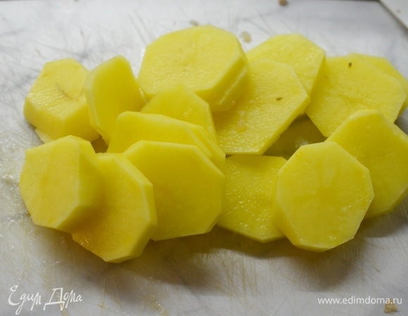 Картофель почистите, нарежьте кружками толщиной около 3–5 мм.