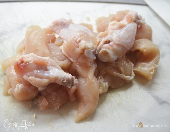 Курицу промойте, обсушите, нарежьте на кусочки. Можно брать любые части курицы: и куриное филе, и небольшие кусочки на кости. У меня куриное плечо и филе грудки.