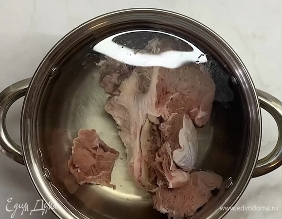 Мясо на кости выкладываем в кастрюлю и варим до закипания.