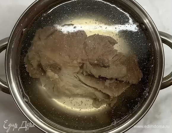 Сливаем первый бульон и заливаем новой водой.