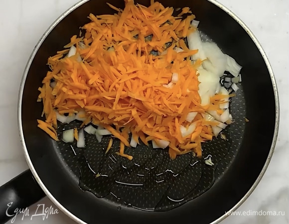 Нарезаем картошку, капусту, выкладываем в бульон и варим 10 минут. Не забываем посолить по вкусу. Лук мелко нарезаем, морковь натираем на терке, перекладываем в сковороду с маслом и пассеруем.