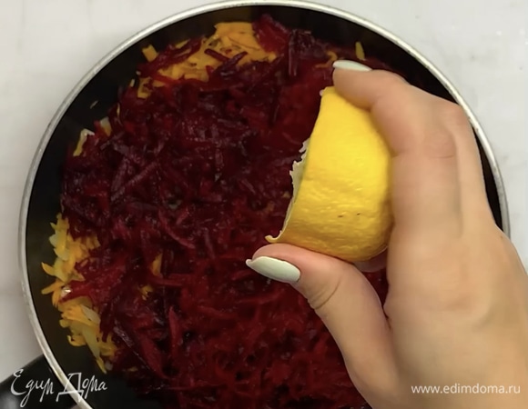 Натираем свеклу и добавляем в сковороду с морковью и луком. Сверху поливаем соком лимона.