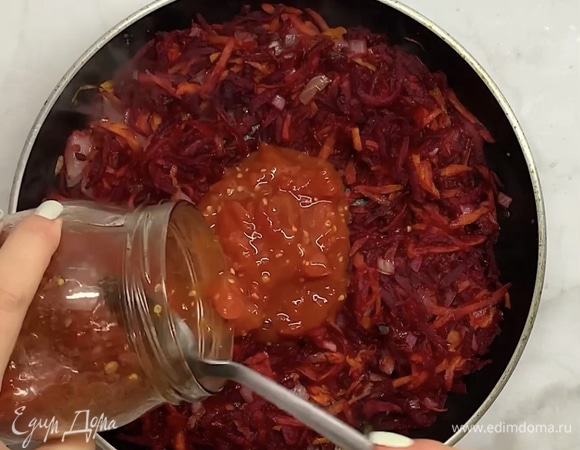 Добавляем томатную пасту или томаты в собственном соку и тушим 10 минут.