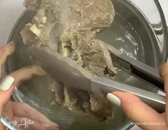 Варим мясо 2 часа на небольшом огне, затем выкладываем его в тарелку, а бульон процеживаем через сито.