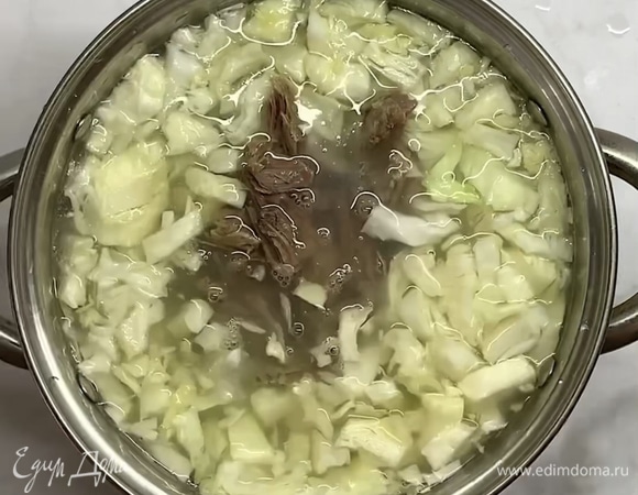 Срезаем мясо с кости, нарезаем на кусочки и добавляем в бульон.