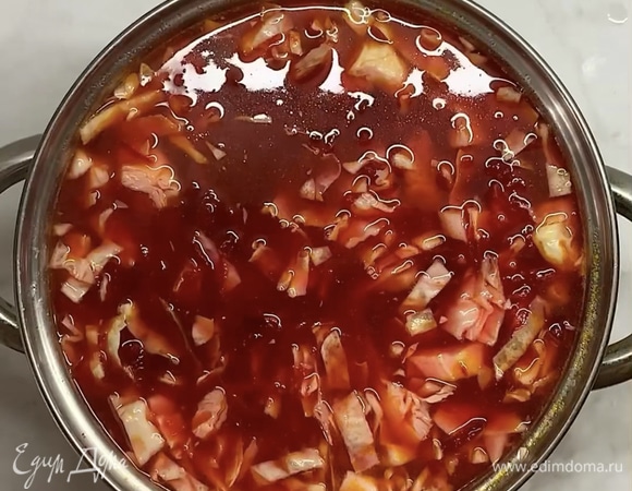 Выкладываем свекольную заправку в кастрюлю и варим еще 10–15 минут. В конце посыпаем зеленью, добавляем мелко нарезанный лук, накрываем крышкой и выключаем огонь. Оставляем настояться хотя бы на 15 минут.