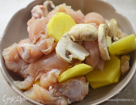 Грибы нарежьте пластинками и все перемешайте.