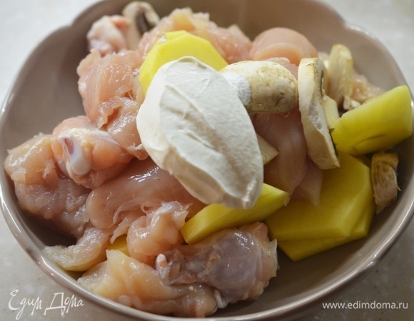 Добавьте сметану.