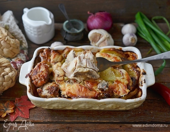 Запекайте в разогретой до 180°C духовке около 40 минут. Сначала рекомендую прикрыть форму фольгой, а за 10 минут до окончания приготовления ее снять, чтобы блюдо подрумянилось. Подавайте к столу. Приятного аппетита!