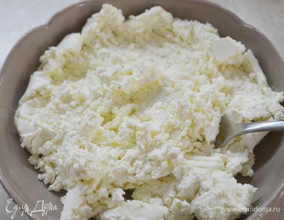 Творог разомните вилкой. Можно протереть его через сито.