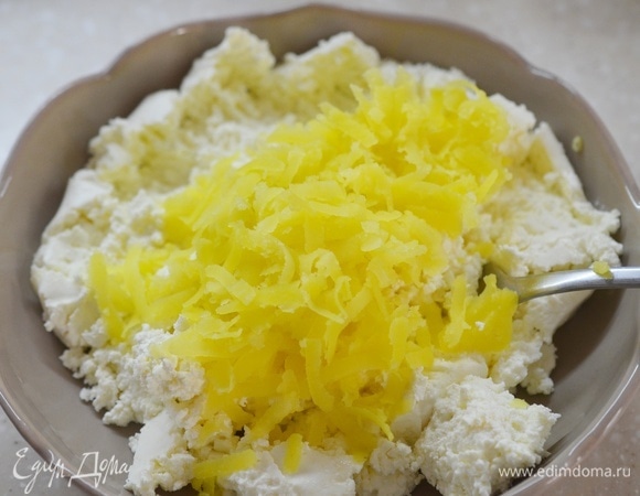 Картофель отварите в мундире до готовности. Натрите на терке и добавьте к творогу.