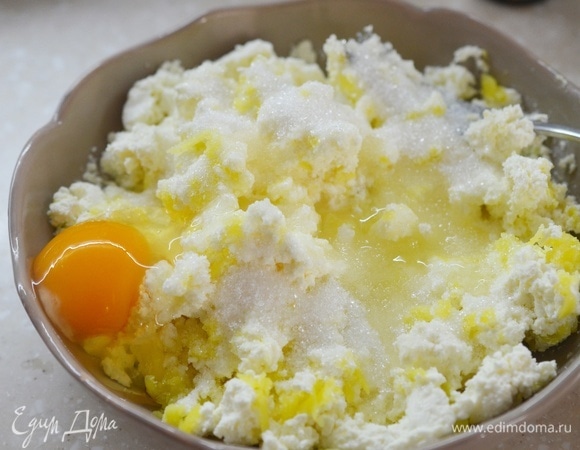 Вбейте яйца.