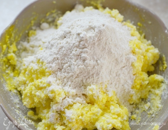 Добавьте муку.