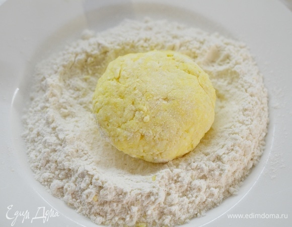Сформируйте сырники, обваляйте их в муке.