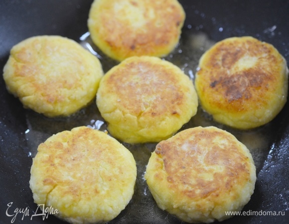В сковороде разогрейте растительное масло. Обжаривайте сырники на небольшом огне 5–7 минут с каждой стороны.