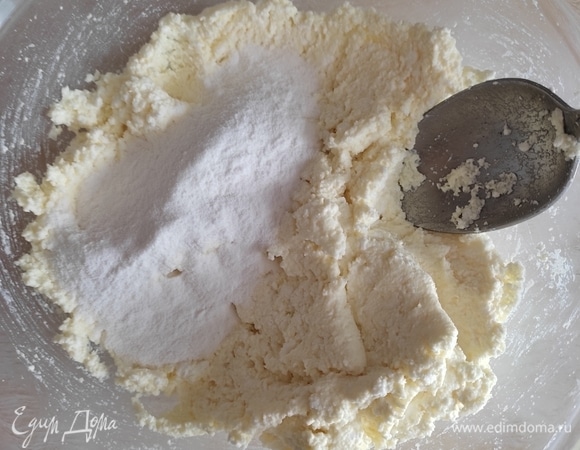 По столовой ложке добавляем муку и хорошо размешиваем. Возможно, муки потребуется немного меньше, если творог суховат. Должна получиться чуть липкая, но довольно плотная масса.