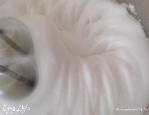 Белки взбить отдельно до стойких пиков. И аккуратно вмешать в тесто.