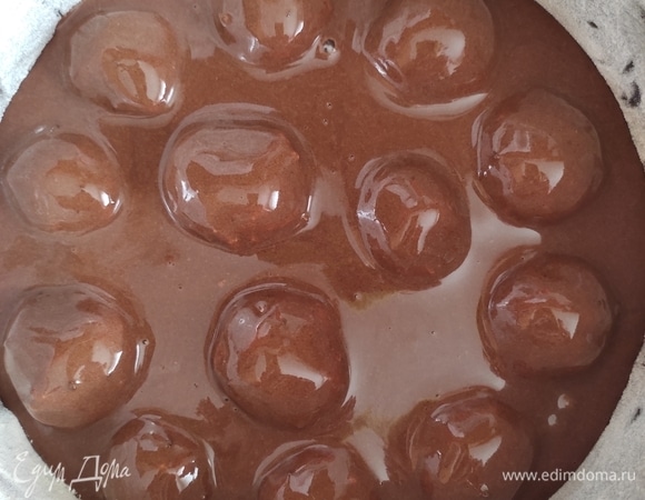 Залить тестом творожные шарики и поставить выпекаться в разогретую до 180°C духовку примерно на 25–30 минут. Готовность проверяйте деревянной шпажкой, она должна быть сухой.