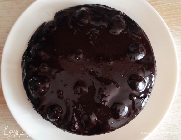 Затем смешать какао с сахаром, добавить кипяток и энергично размешать. Полить готовый пирог. Минут через 10 можно немного посыпать его кокосовой стружкой.