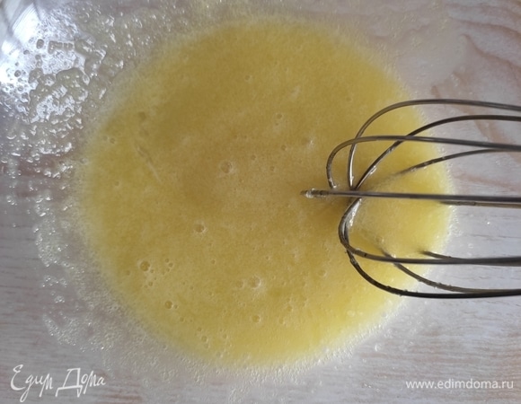 Для теста взбить желтки с сахаром.