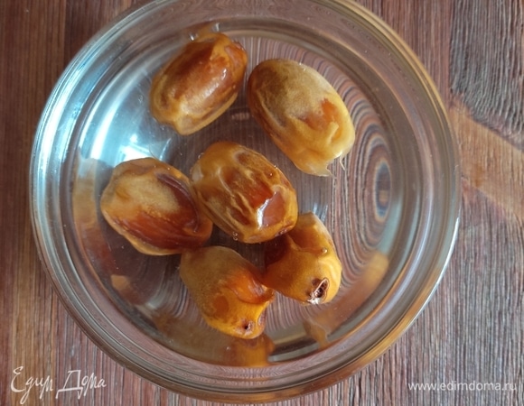 Финики я использую натуральные, без сахарного сиропа, поэтому их нужно промыть и замочить в теплой воде на 10 минут. После чего слить воду и вынуть косточки.