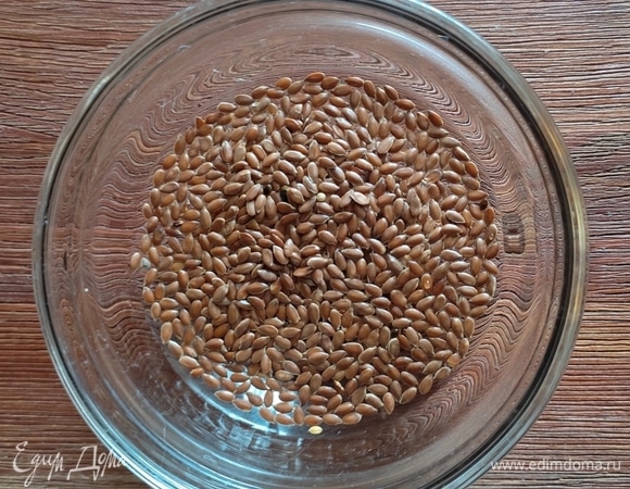 Семена льна также промыть и замочить в холодной воде на 15 минут. После чего воду слить.