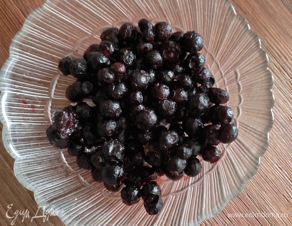 Черника у меня замороженная, можно использовать свежую. Замороженную чернику также необходимо промыть под проточной водой.