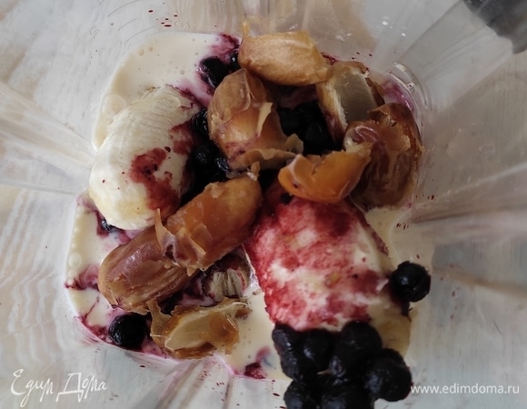 В кувшин блендера складываем очищенный банан, чернику, финики и семена льна, заливаем ряженкой.