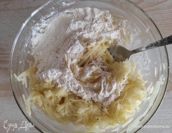 Картофель вымыть, очистить и натереть на крупной терке. Добавить яйца, муку, соль, черный молотый перец и хорошо вымешать массу.