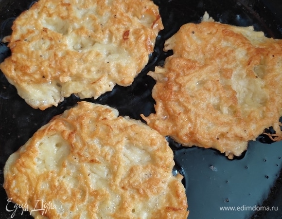 Выкладывать по 1–2 ст. л. картофельной массы на сковороду и обжаривать кремзлики с двух сторон до золотистой корочки.